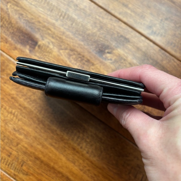 CHANEL Black Quilted Kisslock Leather Wallet - Picture 7 of 10